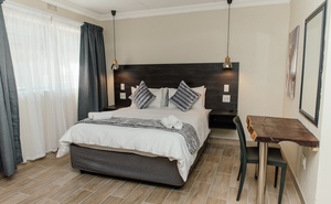 Suite 12- Queen bed 